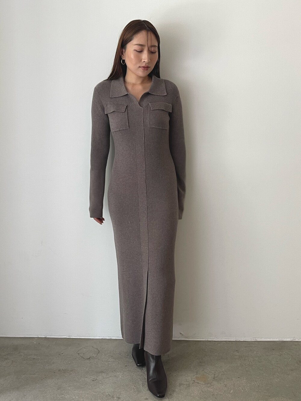 ブラウン系のワンピース、ブラウン系のブーツを着用したレディースの秋コーディネートの2枚目の写真