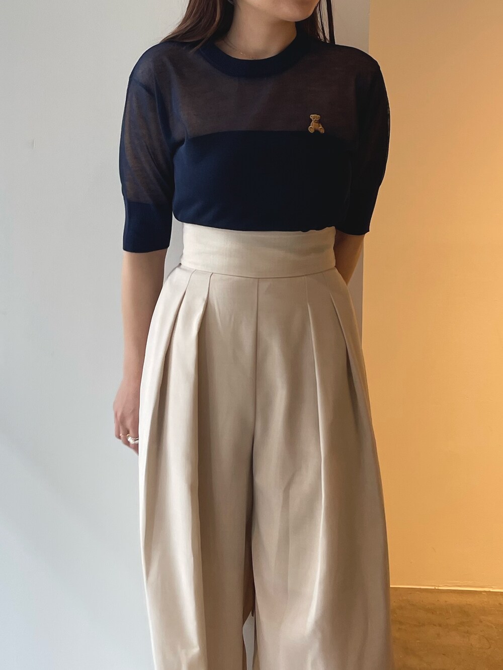 ホワイト系のサンダル、ブルー系のTシャツ/カットソー、ベージュ系のその他パンツを着用したレディースの春コーディネートの8枚目の写真