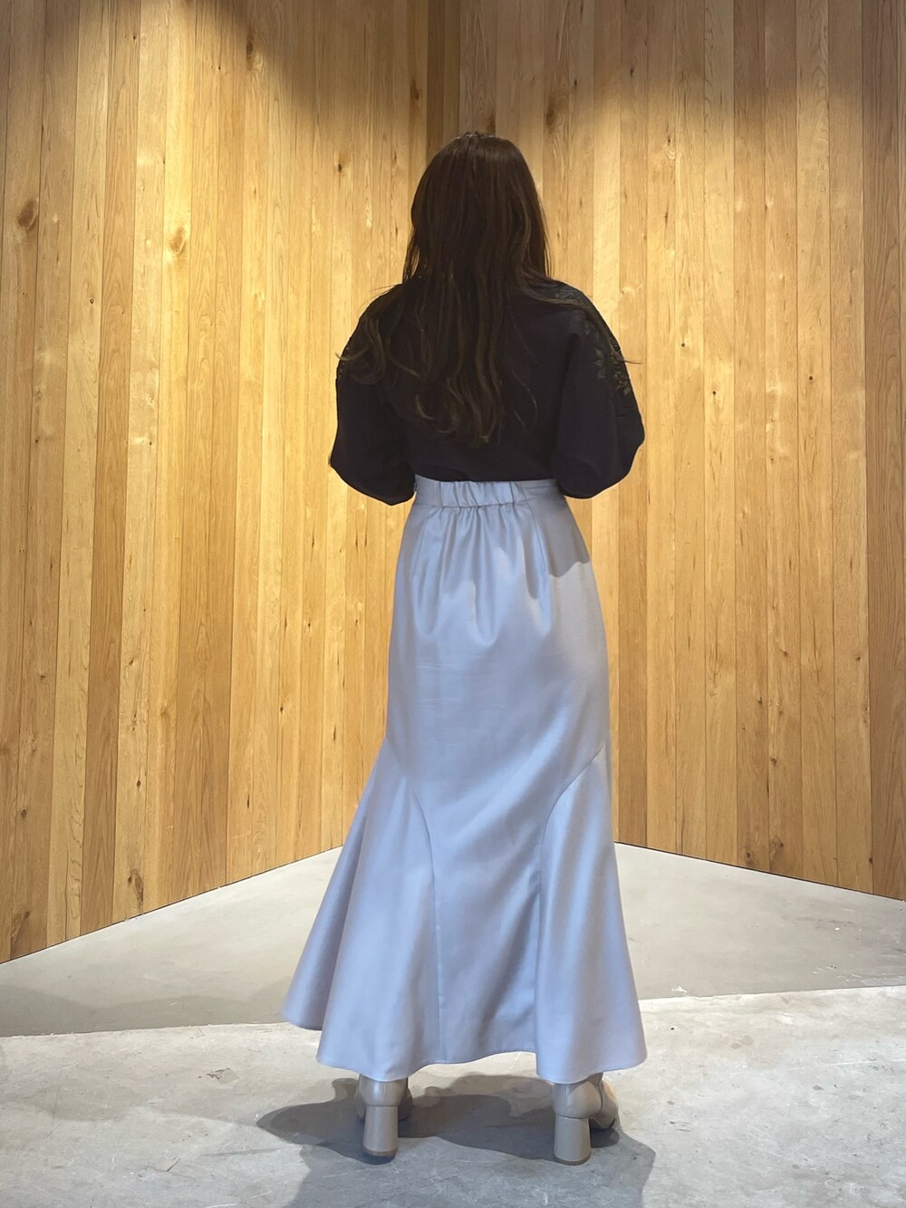 グレー系のニット/セーター、その他のハンドバッグ、ブラウン系のスカートを着用したレディースの秋コーディネートの5枚目の写真