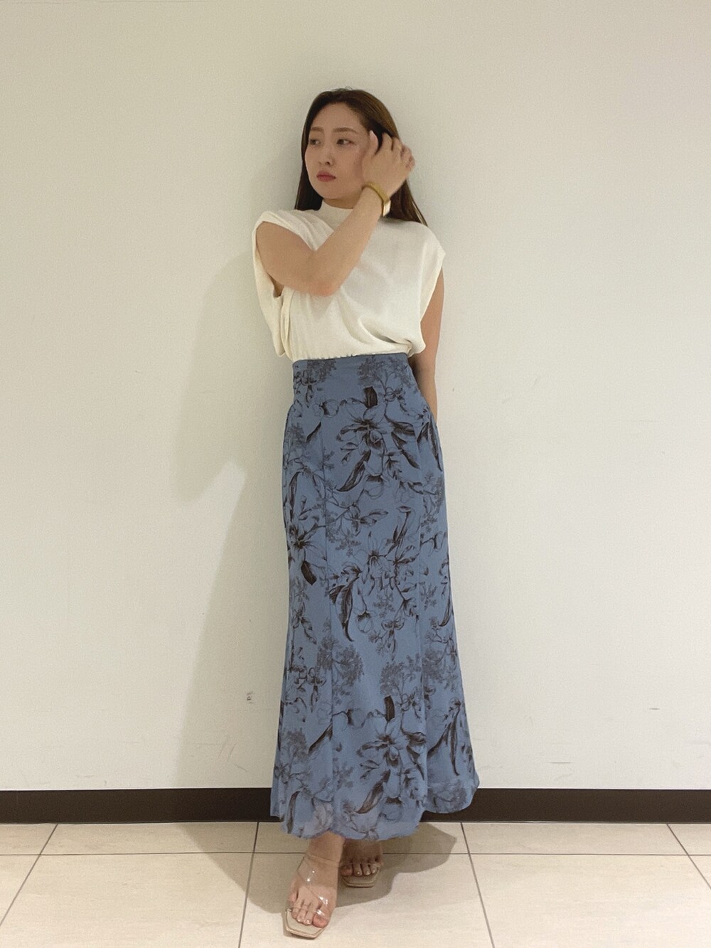 ブルー系のスカート、ホワイト系のニット/セーターを着用したレディースの夏コーディネートの8枚目の写真