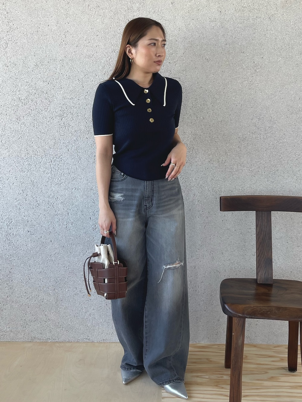 グレー系のデニムパンツ、シルバー系のパンプス、ブルー系のニット/セーターを着用したレディースの春コーディネートの4枚目の写真