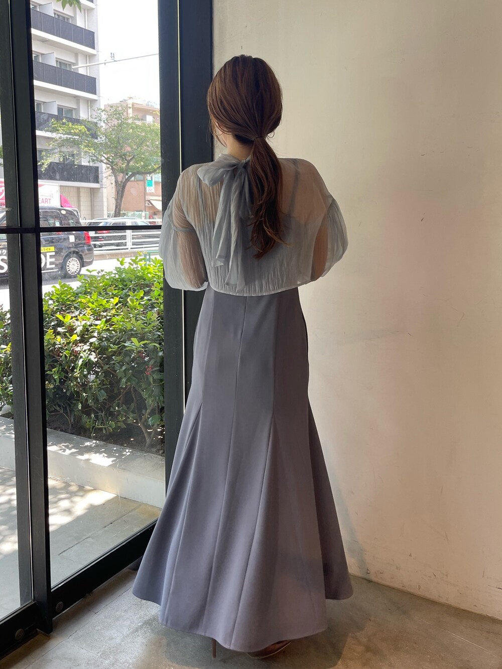 シルバー系のパンプス、ブルー系のドレスを着用したレディースの秋コーディネートの5枚目の写真