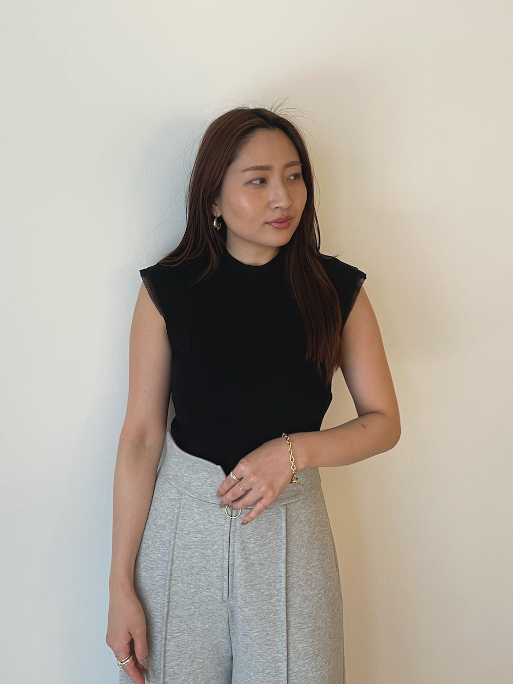 グレー系のスウェットパンツ、ホワイト系のサンダル、ブラック系のニット/セーターを着用したレディースの春コーディネートの7枚目の写真