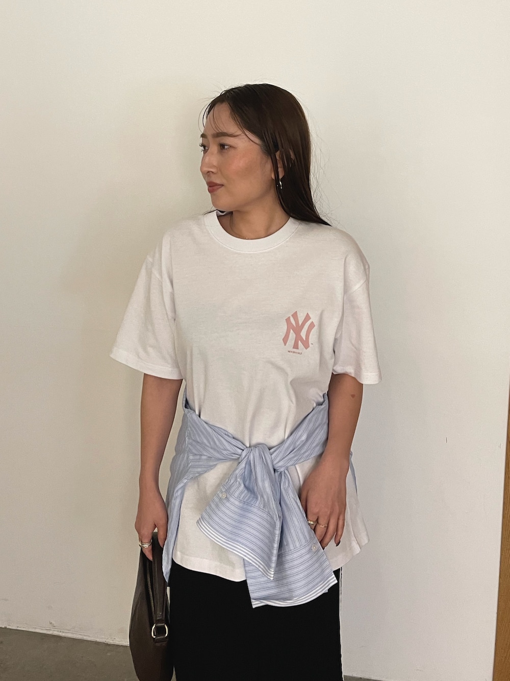 ホワイト系のTシャツ/カットソー、ブルー系のシャツ/ブラウス、ブラック系のサンダルを着用したレディースの冬コーディネートの7枚目の写真