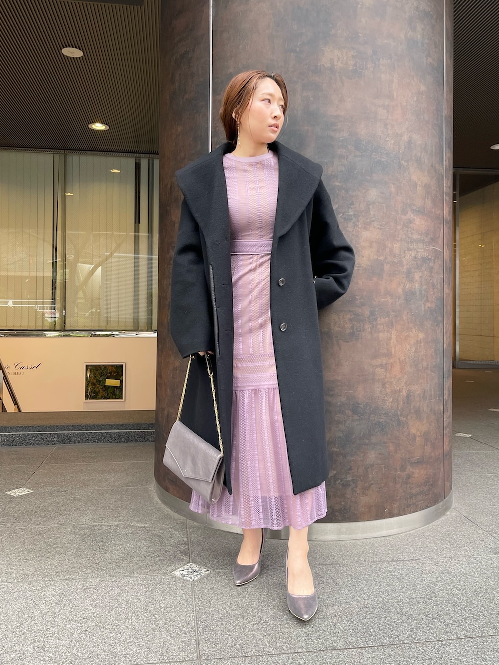 シルバー系のパンプス、シルバー系のハンドバッグ、ブラック系のその他アウターを着用したレディースの冬コーディネートの5枚目の写真