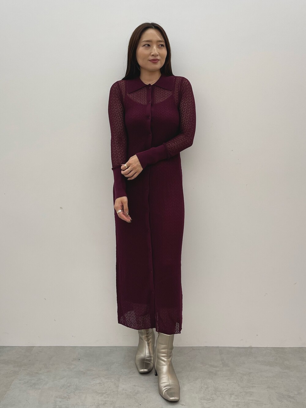 シルバー系のブーツ、パープル系のワンピースを着用したレディースの秋コーディネートの3枚目の写真