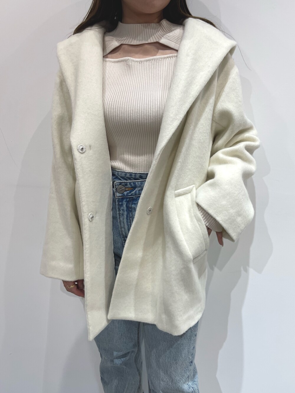 ホワイト系のニット/セーター、ベージュ系のブーツ、ホワイト系のその他アウターを着用したレディースの秋コーディネートの8枚目の写真