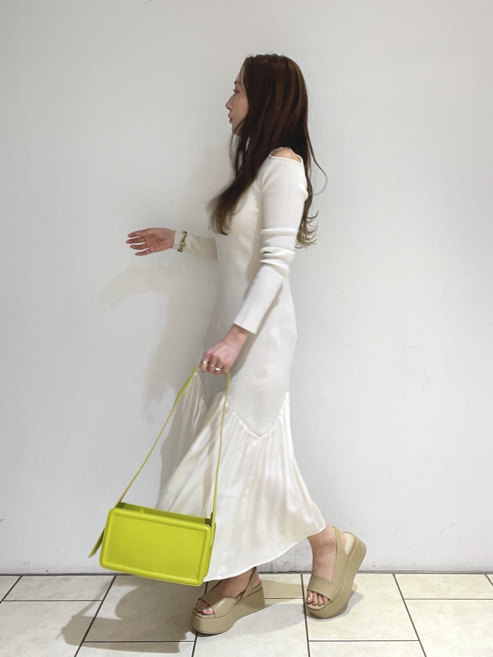 ホワイト系のワンピース、ベージュ系のサンダルを着用したレディースの冬コーディネートの8枚目の写真