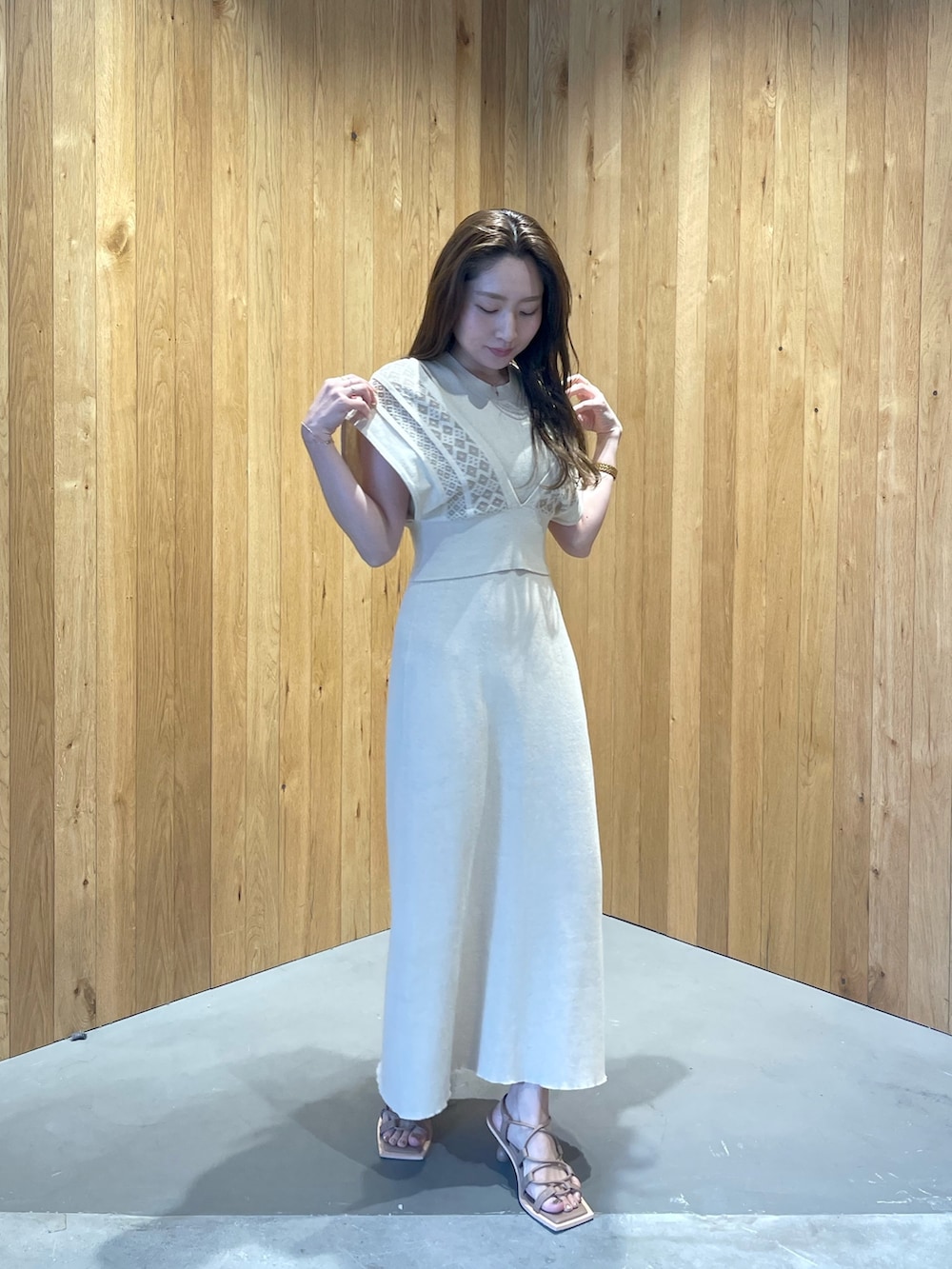 ベージュ系のサンダル、ベージュ系のワンピースを着用したレディースの春コーディネートの5枚目の写真