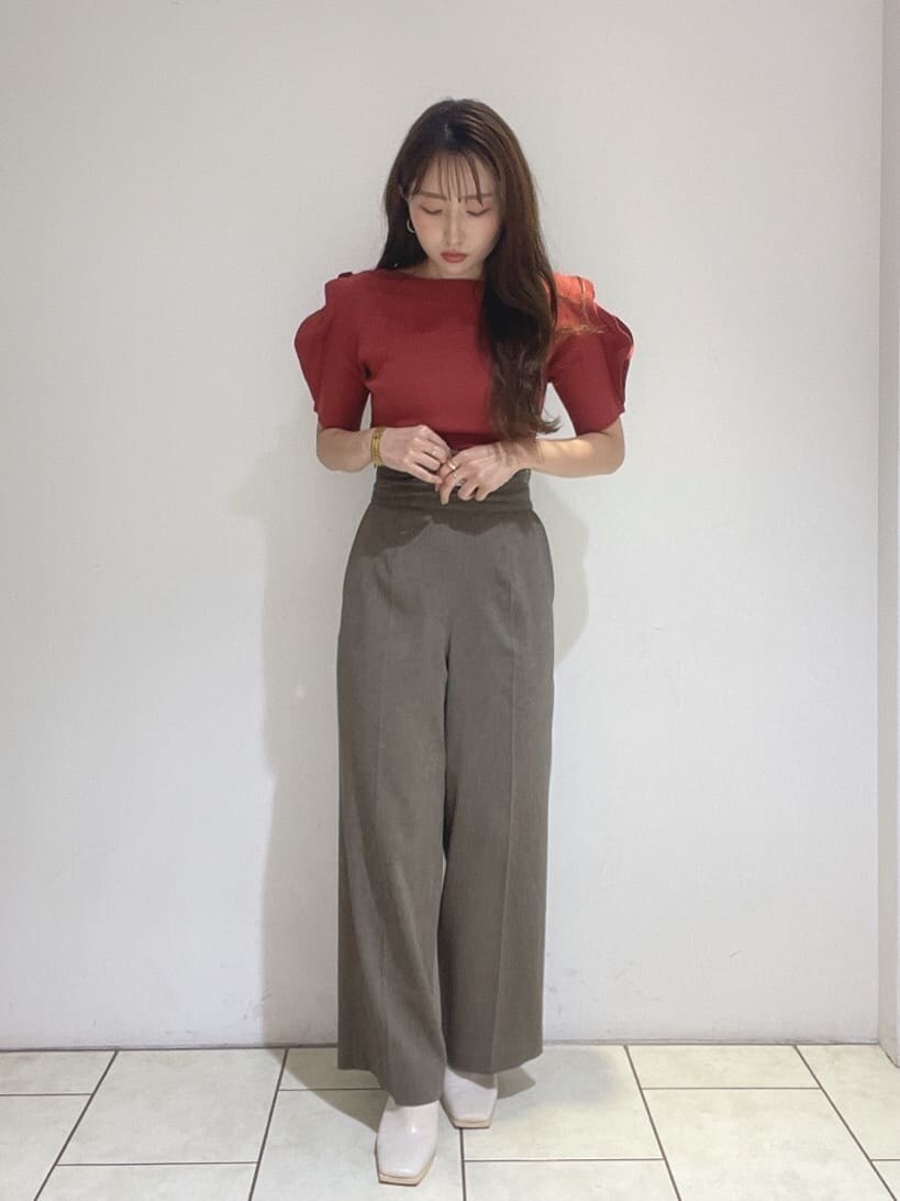 ホワイト系のサンダル、ブラウン系のその他パンツ、オレンジ系のニット/セーターを着用したレディースの夏コーディネートの10枚目の写真