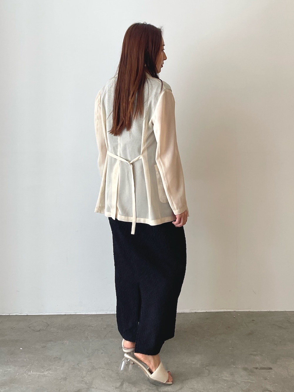 ホワイト系のサンダル、ブラック系のスカート、ブラック系のTシャツ/カットソーを着用したレディースの春コーディネートの7枚目の写真