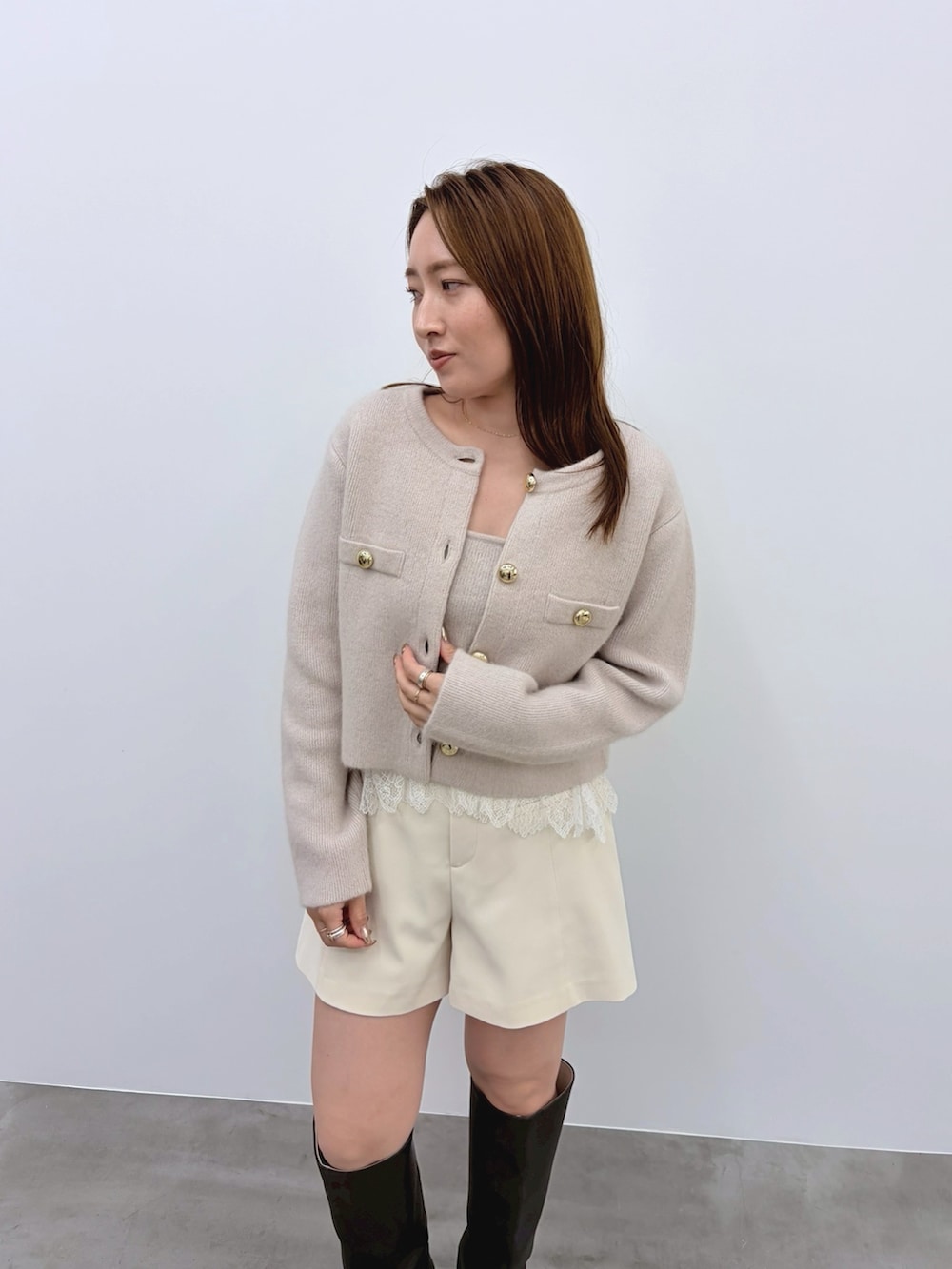 ホワイト系のその他パンツ、ベージュ系のキャミソール、ベージュ系のノーカラージャケットを着用したレディースの夏コーディネートの8枚目の写真