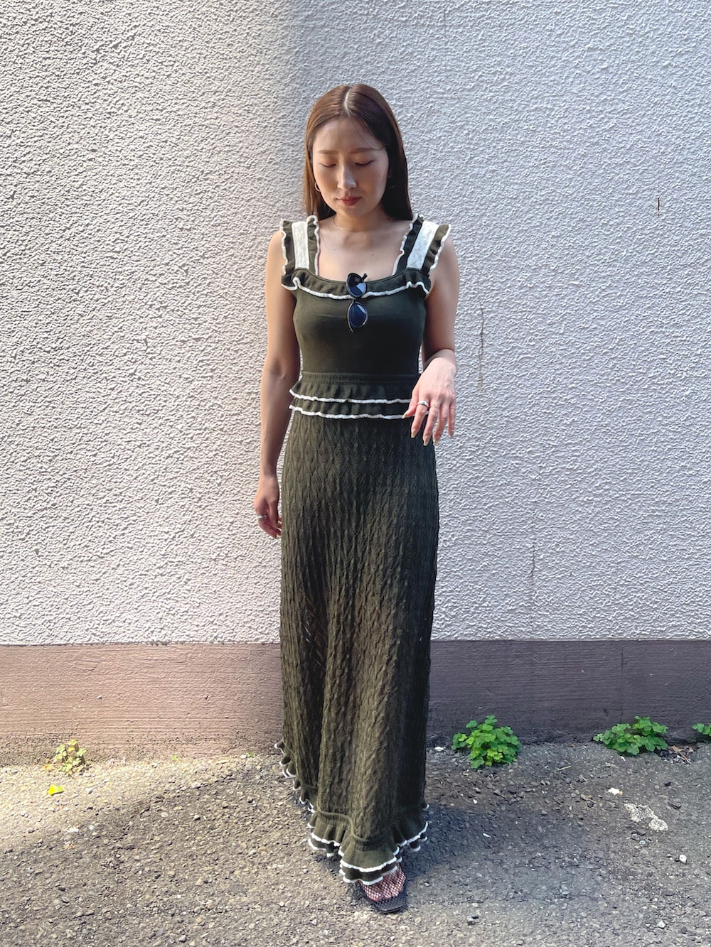 グリーン系のワンピースを着用したレディースの夏コーディネートの5枚目の写真