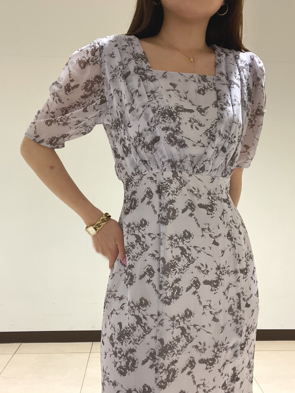 パープル系のワンピース、その他のサンダルを着用したレディースの春コーディネートの8枚目の写真