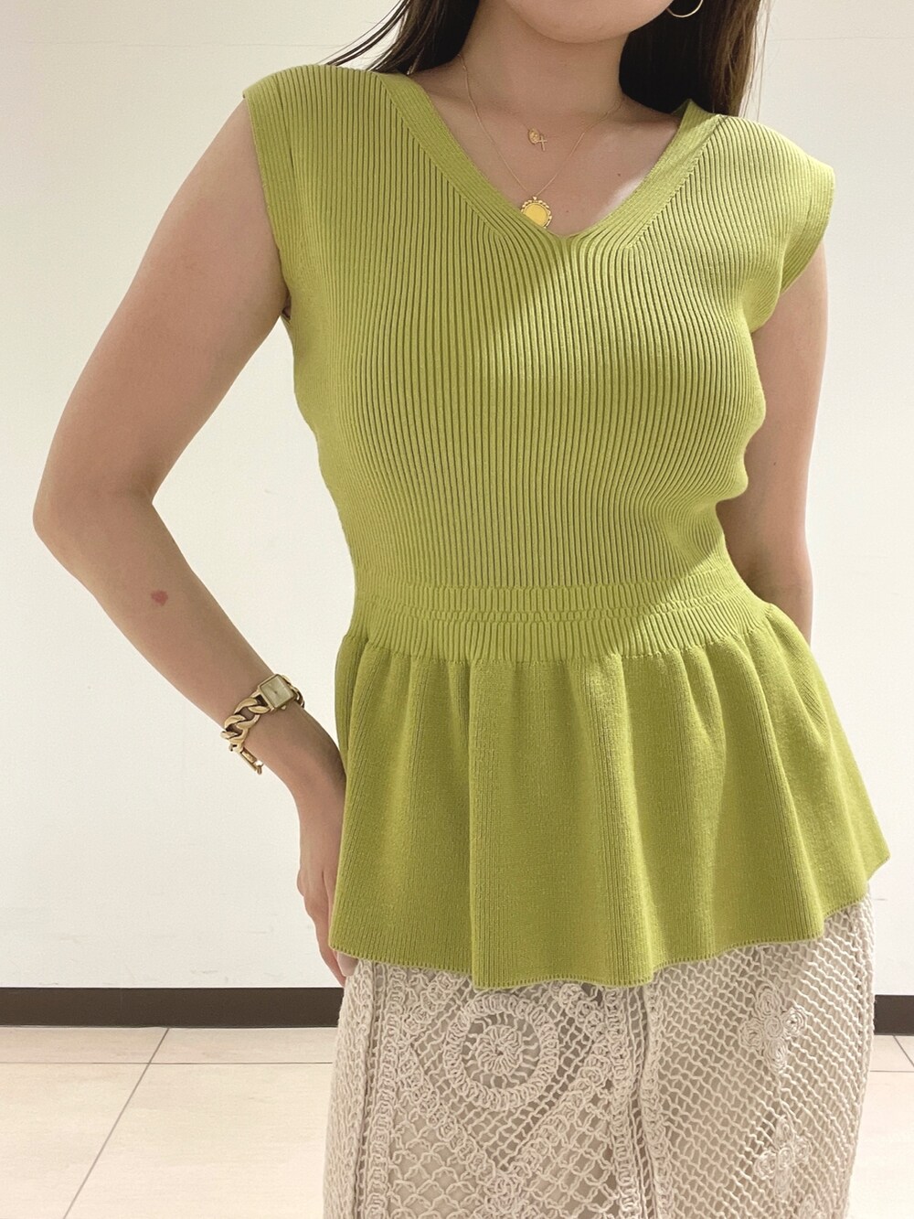 ホワイト系のスカート、グリーン系のニット/セーターを着用したレディースの夏コーディネートの6枚目の写真