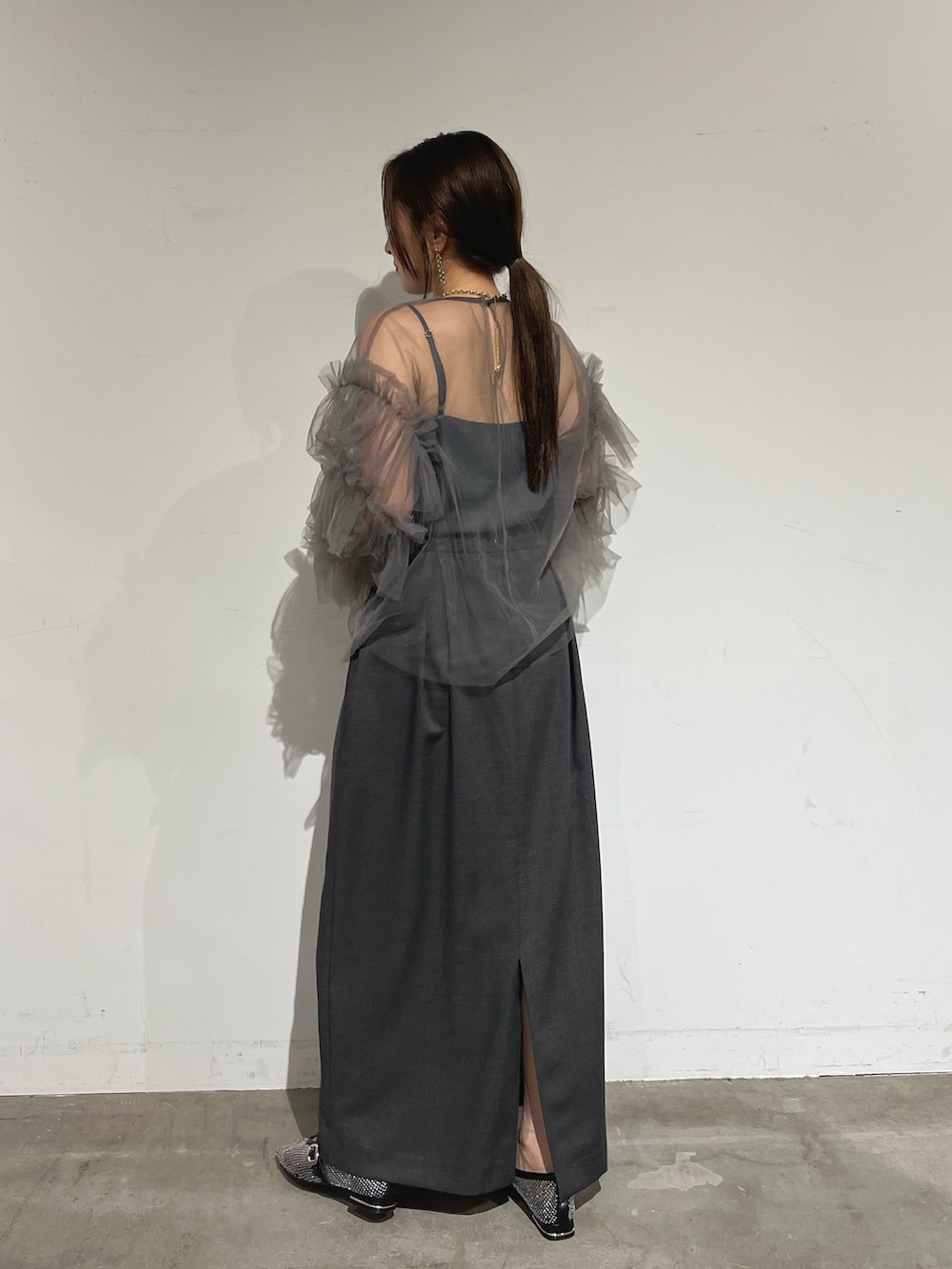 ブラック系のパンプス、グレー系のシャツ/ブラウス、グレー系のドレスを着用したレディースの秋コーディネートの6枚目の写真