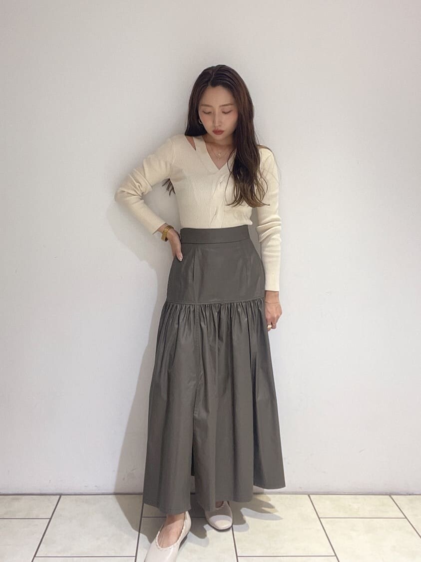 ベージュ系のスカート、ホワイト系のパンプス、ホワイト系のニット/セーターを着用したレディースの夏コーディネートの4枚目の写真