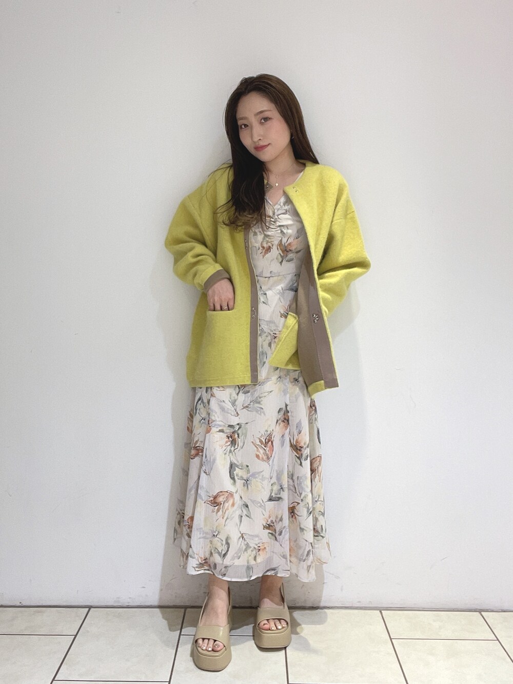 ホワイト系のワンピース、イエロー系のカーディガン/ボレロ、ベージュ系のサンダルを着用したレディースの冬コーディネートの8枚目の写真