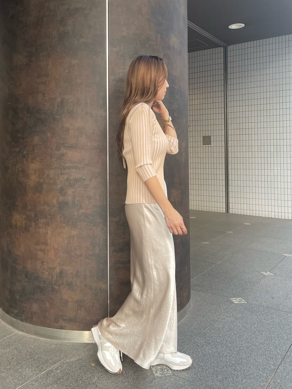 ベージュ系のニット/セーター、ホワイト系のスカートを着用したレディースの冬コーディネートの3枚目の写真