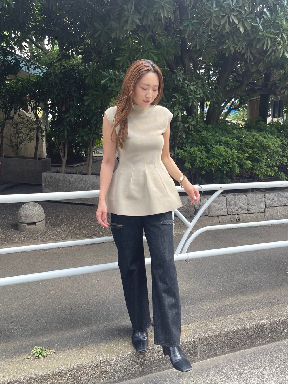 ベージュ系のニット/セーター、ブラック系のブーツ、ブラック系のデニムパンツを着用したレディースの秋コーディネートの2枚目の写真