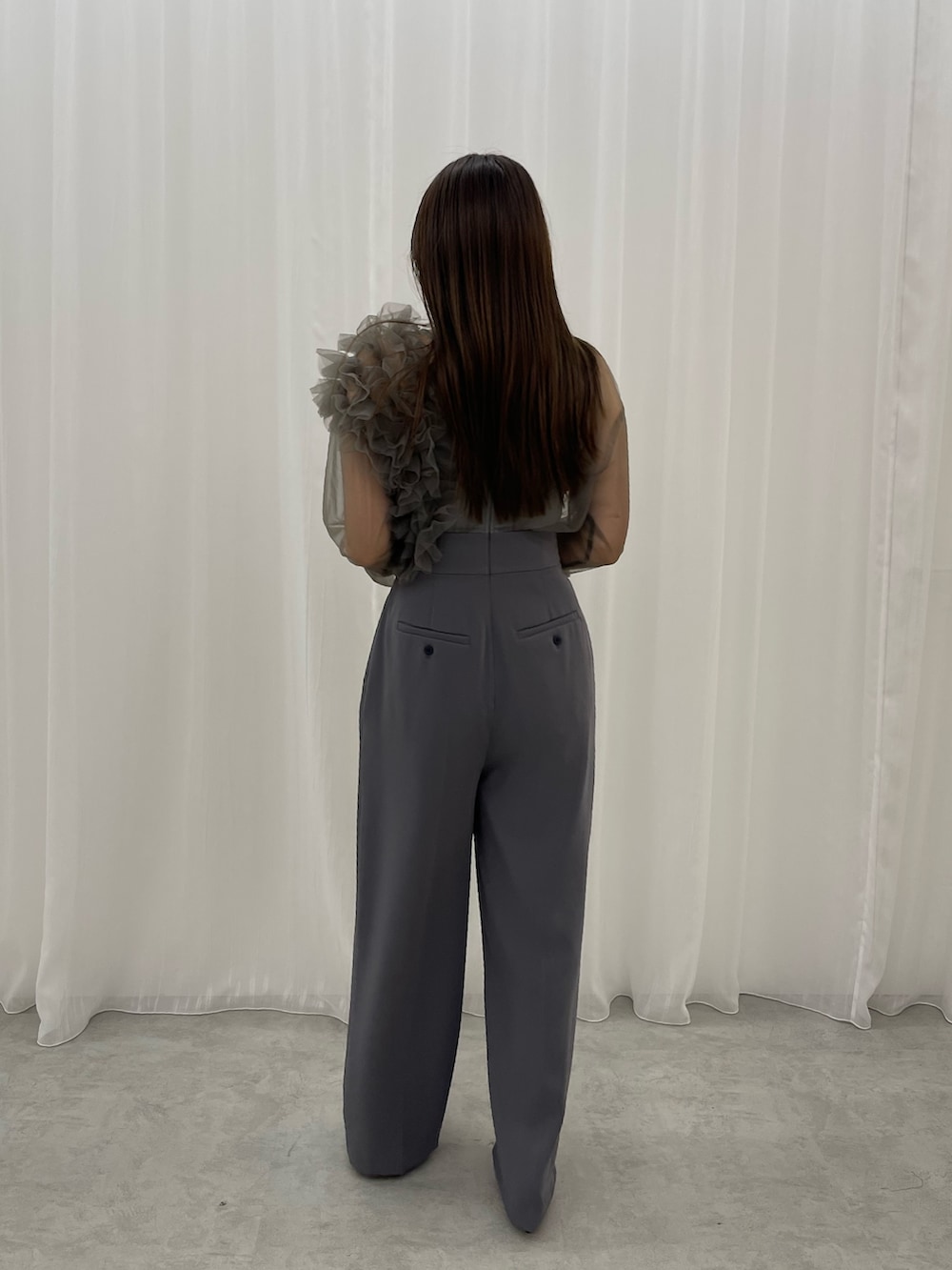 その他のパンプス、グレー系のパンツドレスを着用したレディースの秋コーディネートの3枚目の写真