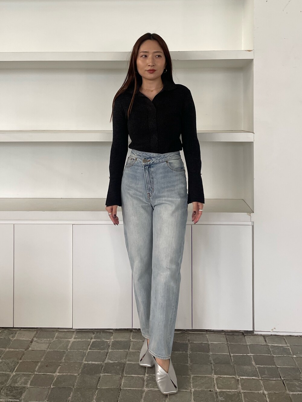 ブルー系のデニムパンツ、ブラック系のニット/セーターを着用したレディースの冬コーディネートの4枚目の写真