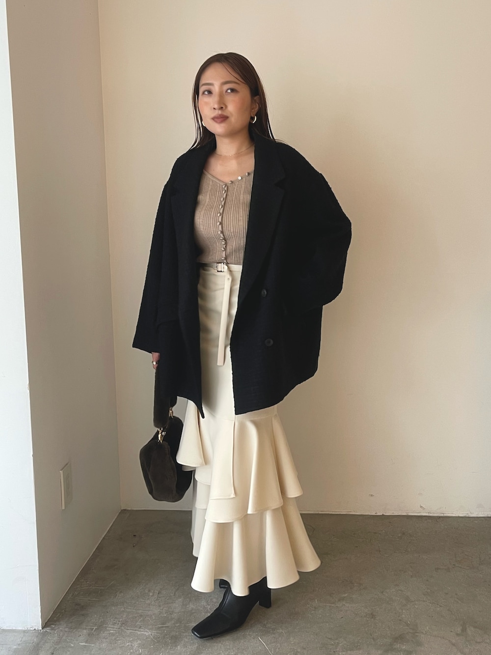 ベージュ系のワンピース、ブラック系のブーツ、ブラウン系のショルダーバッグを着用したレディースの冬コーディネートの8枚目の写真