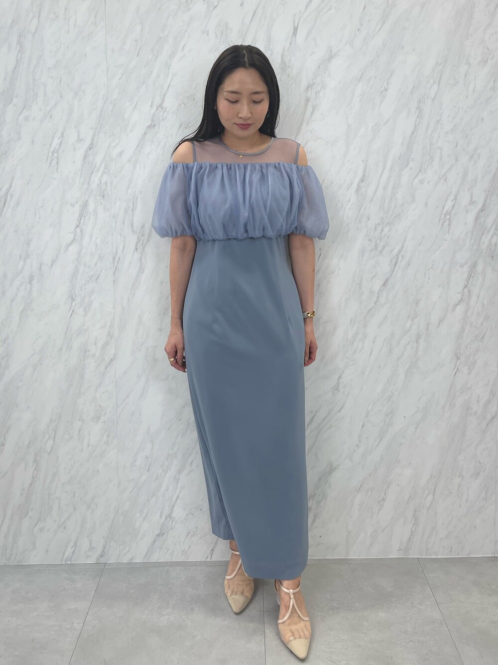 ブルー系のドレス、ベージュ系のパンプスを着用したレディースの夏コーディネートの3枚目の写真