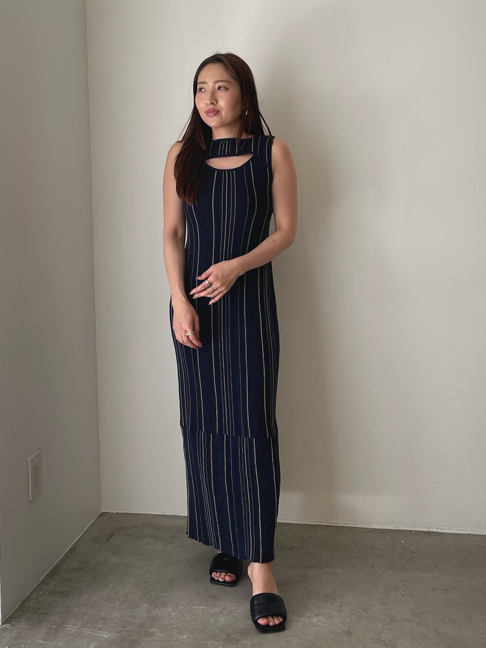 ブラック系のサンダル、ブルー系のワンピースを着用したレディースの春コーディネートの2枚目の写真