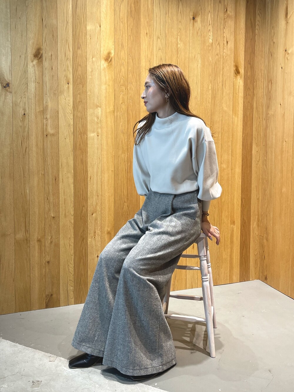 ブラック系のブーツ、ホワイト系のニット/セーター、ブラック系のその他パンツを着用したレディースの秋コーディネートの4枚目の写真