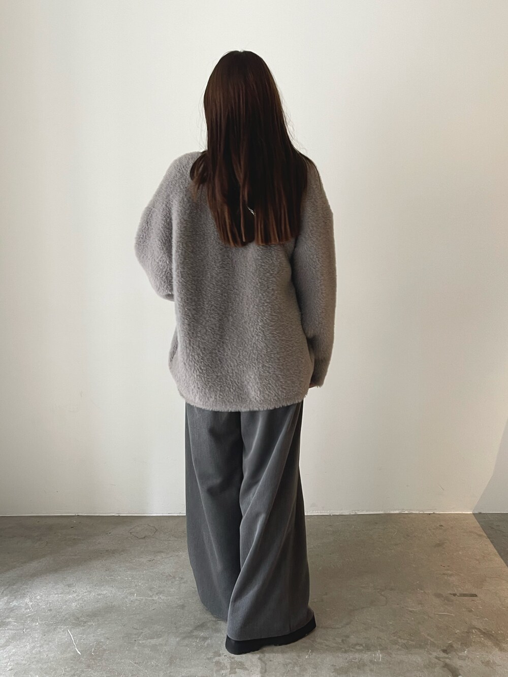 ブラック系のローファー、グレー系のその他パンツ、レッド系のニット/セーターを着用したレディースの秋コーディネートの8枚目の写真