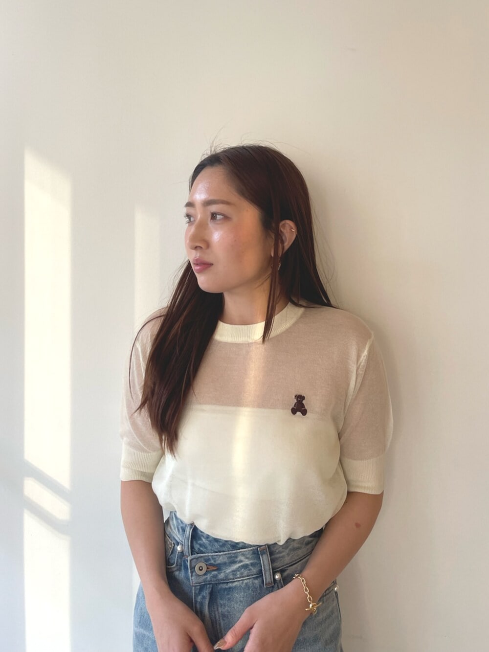 ホワイト系のサンダル、ブルー系のデニムパンツ、ホワイト系のTシャツ/カットソーを着用したレディースの春コーディネートの9枚目の写真