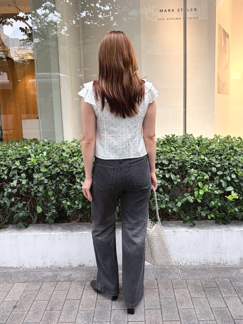 ブラック系のブーツ、その他のシャツ/ブラウス、グレー系のデニムパンツを着用したレディースの夏コーディネートの4枚目の写真