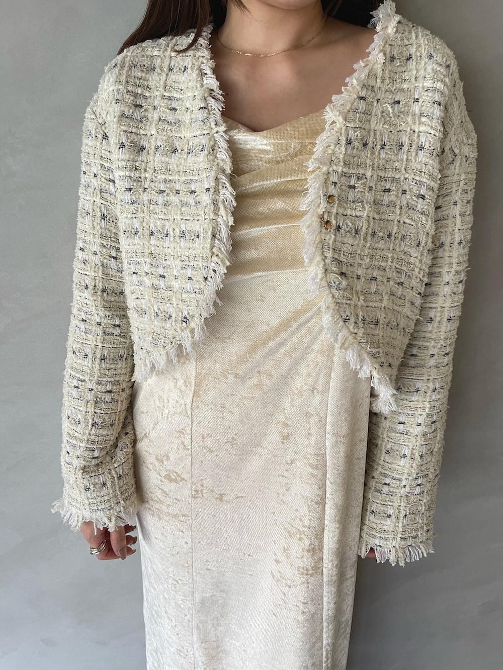 ベージュ系のワンピース、ホワイト系のテーラードジャケットを着用したレディースの夏コーディネートの7枚目の写真