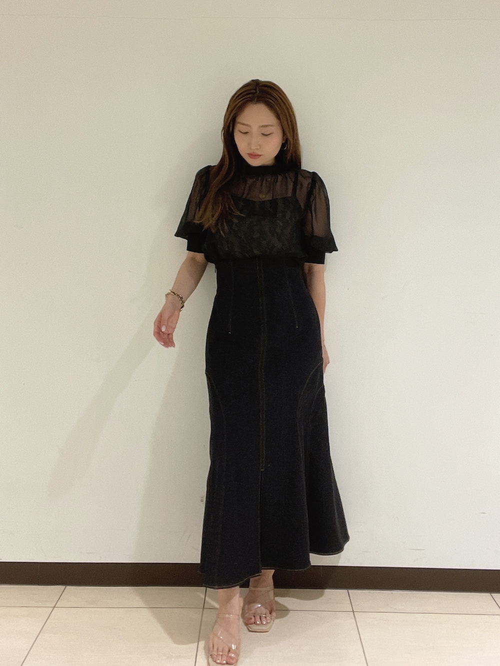 ブラック系のデニムスカート、パープル系のシャツ/ブラウスを着用したレディースの夏コーディネートの3枚目の写真