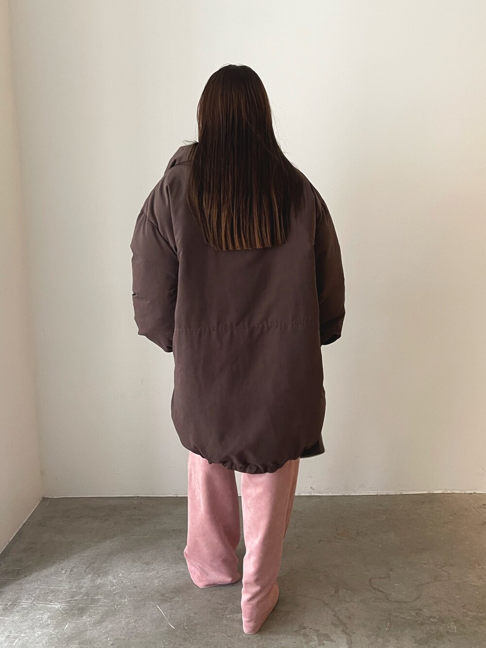 ブラウン系のハンドバッグ、ピンク系のその他パンツ、ブラウン系のブーツを着用したレディースの秋コーディネートの4枚目の写真