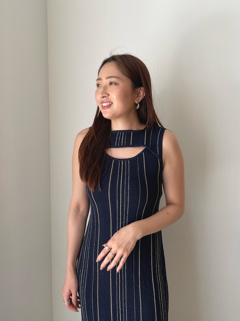 ブラック系のサンダル、ブルー系のワンピースを着用したレディースの春コーディネートの6枚目の写真