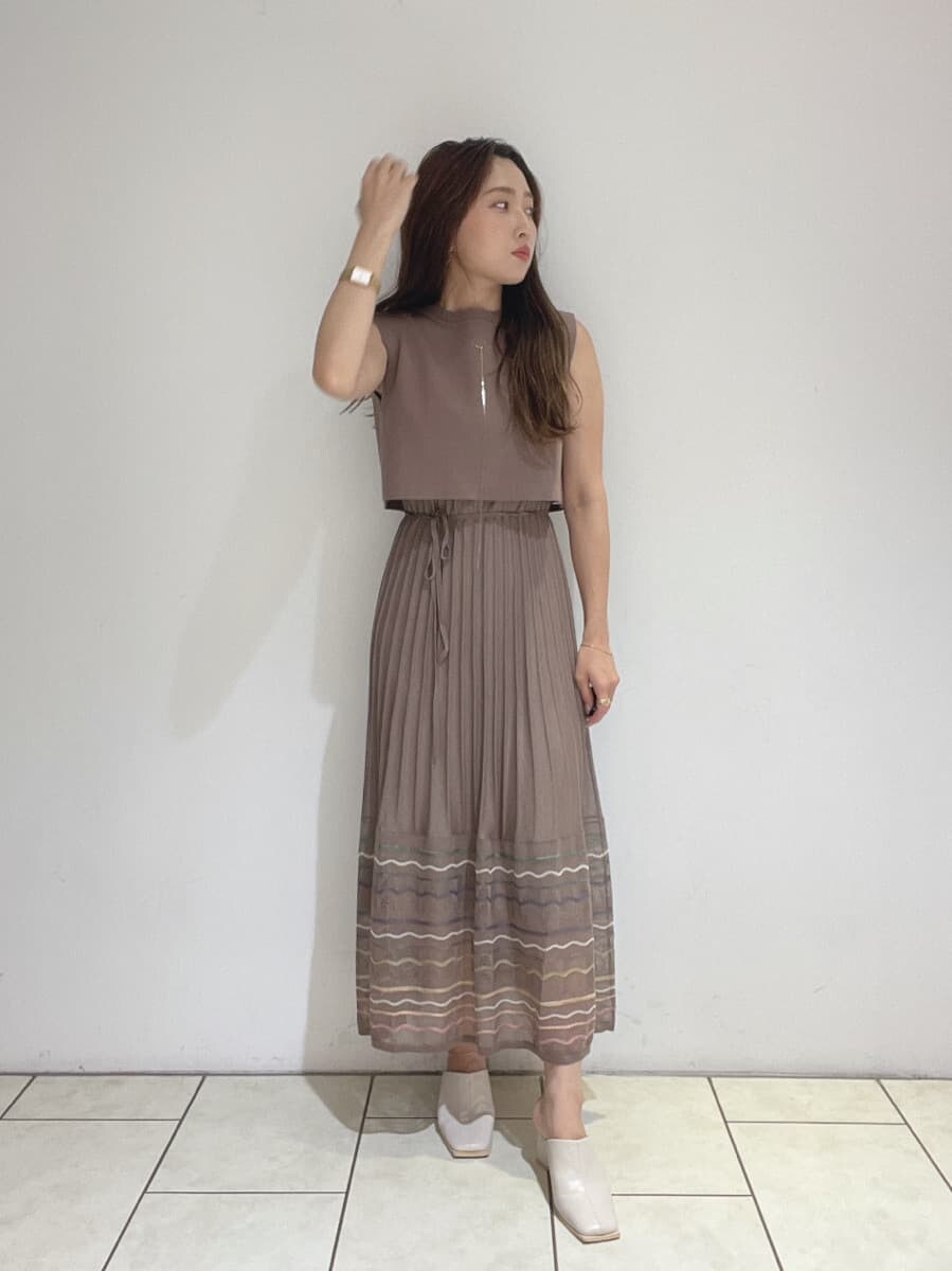 ホワイト系のサンダル、ブラウン系のワンピースを着用したレディースの夏コーディネートの7枚目の写真