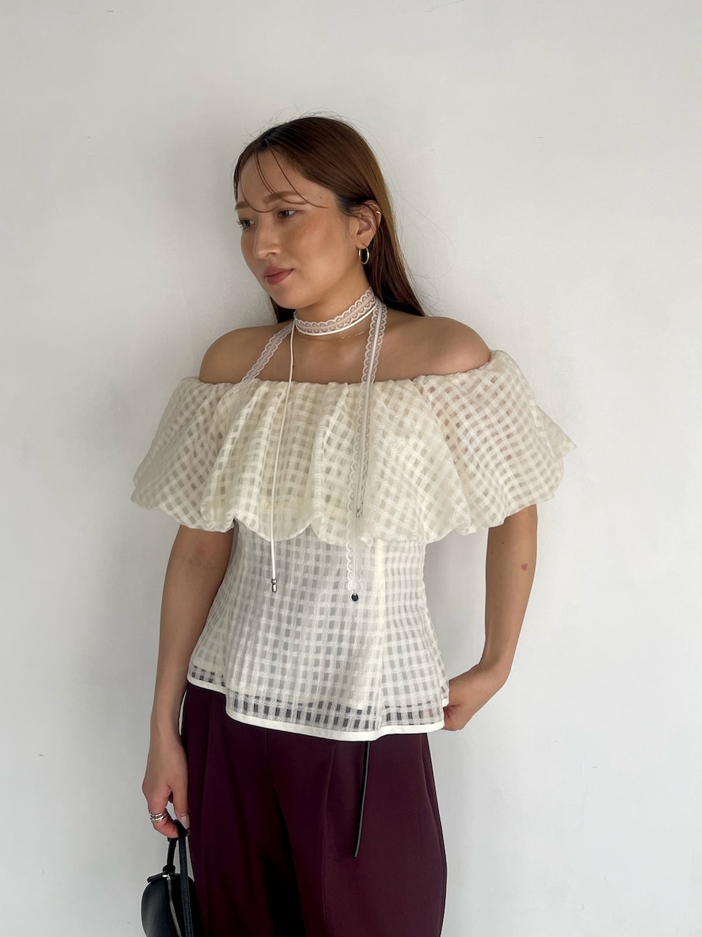 レッド系のその他パンツ、ホワイト系のシャツ/ブラウス、ホワイト系のチョーカーを着用したレディースの夏コーディネートの8枚目の写真