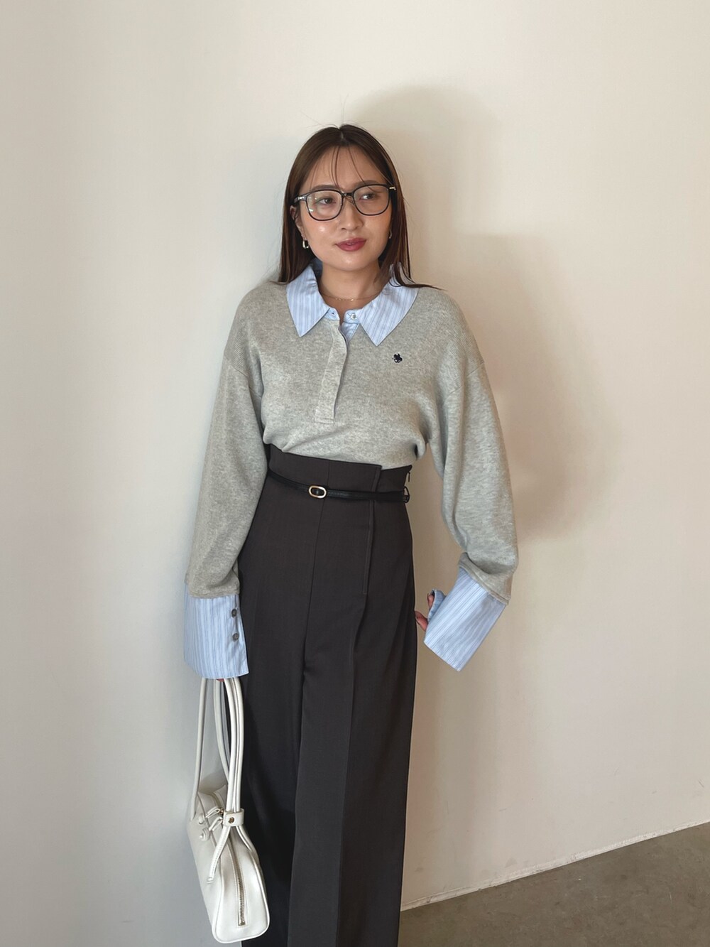 グレー系のニット/セーター、グレー系のその他パンツ、ゴールド系のピアス(両耳用)を着用したレディースの夏コーディネートの9枚目の写真