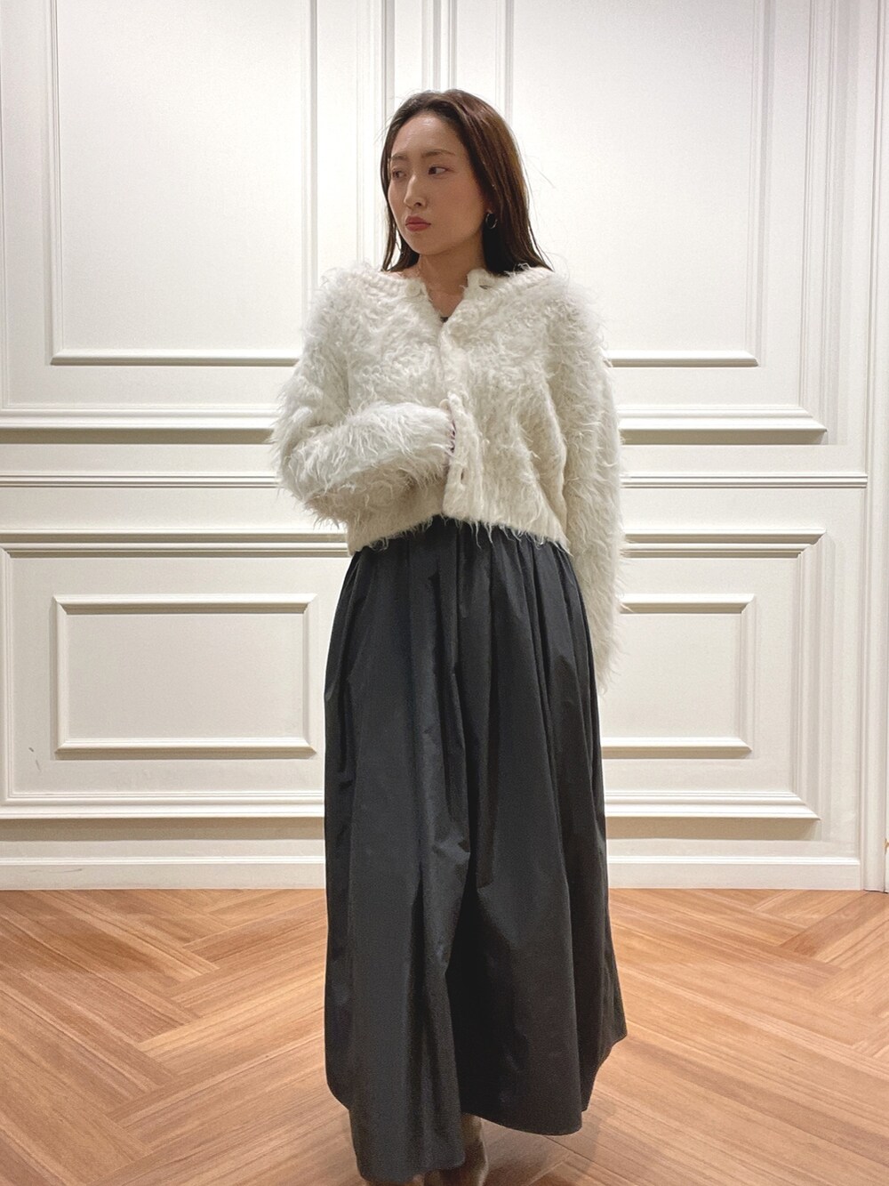 ベージュ系のブーツ、グレー系のワンピース、ホワイト系のカーディガン/ボレロを着用したレディースの秋コーディネートの7枚目の写真