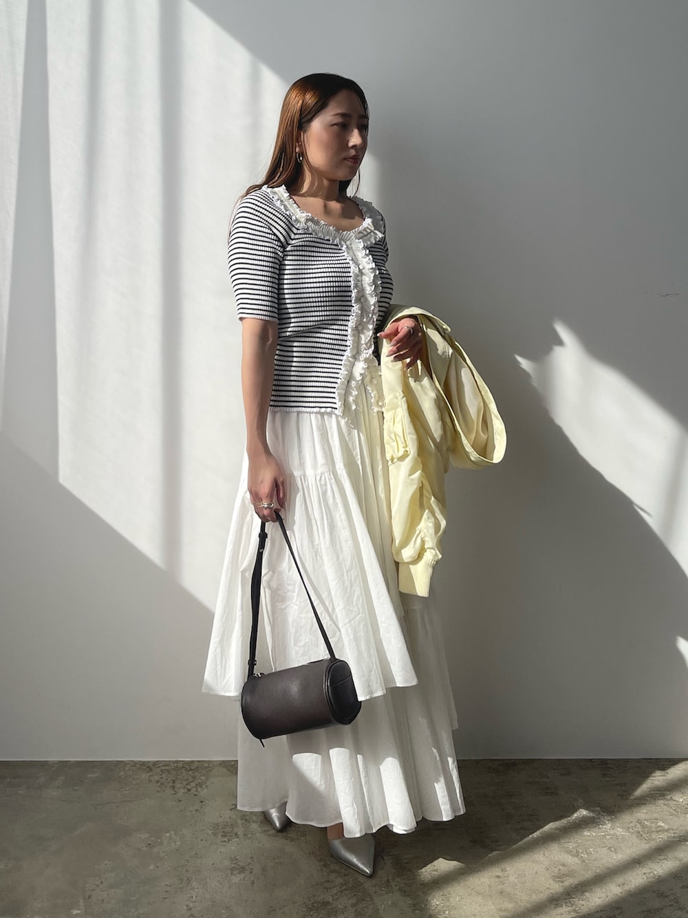 その他のニット/セーター、イエロー系のブルゾン、ホワイト系のスカートを着用したレディースの春コーディネートの2枚目の写真