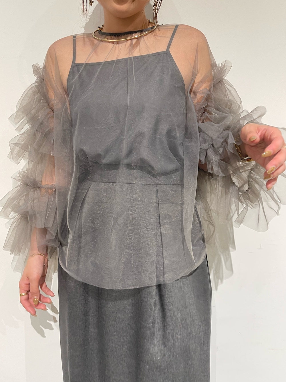 ブラック系のパンプス、グレー系のシャツ/ブラウス、グレー系のドレスを着用したレディースの秋コーディネートの9枚目の写真