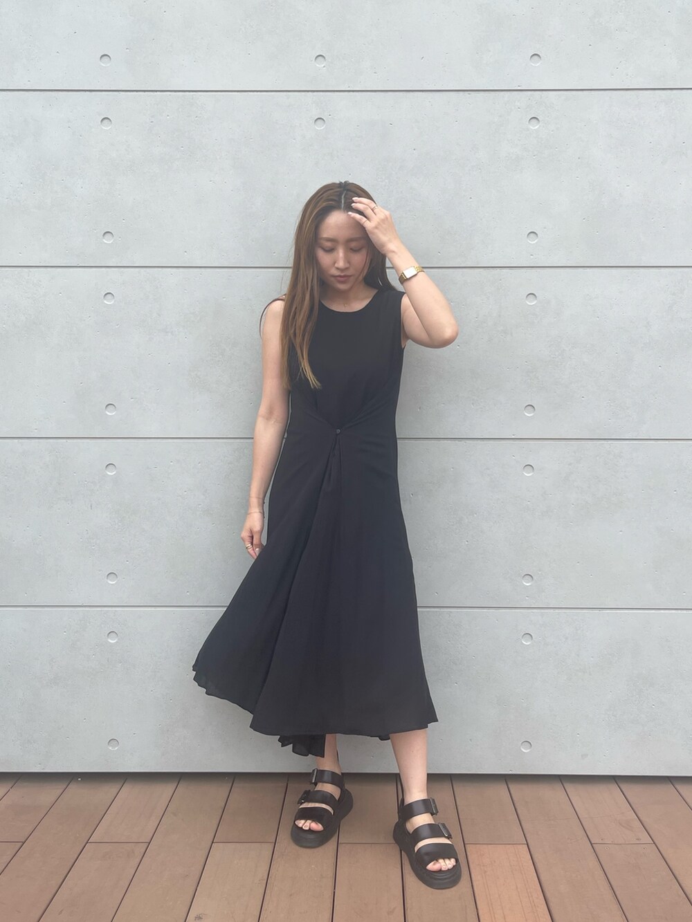 ブラック系のワンピースを着用したレディースの夏コーディネートの8枚目の写真