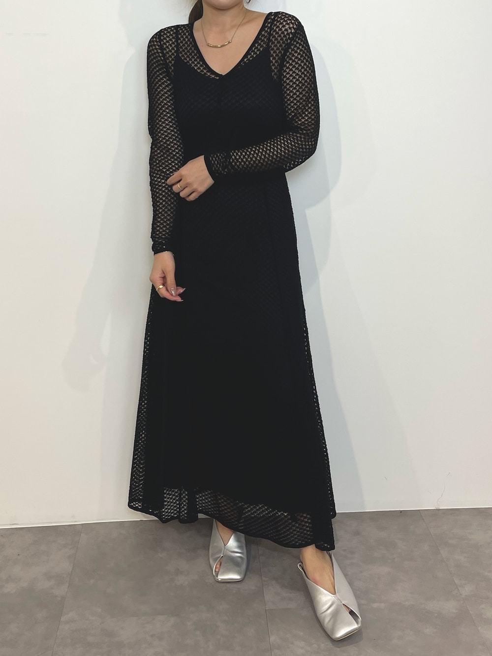 ブラック系のワンピース、シルバー系のパンプスを着用したレディースの春コーディネートの2枚目の写真