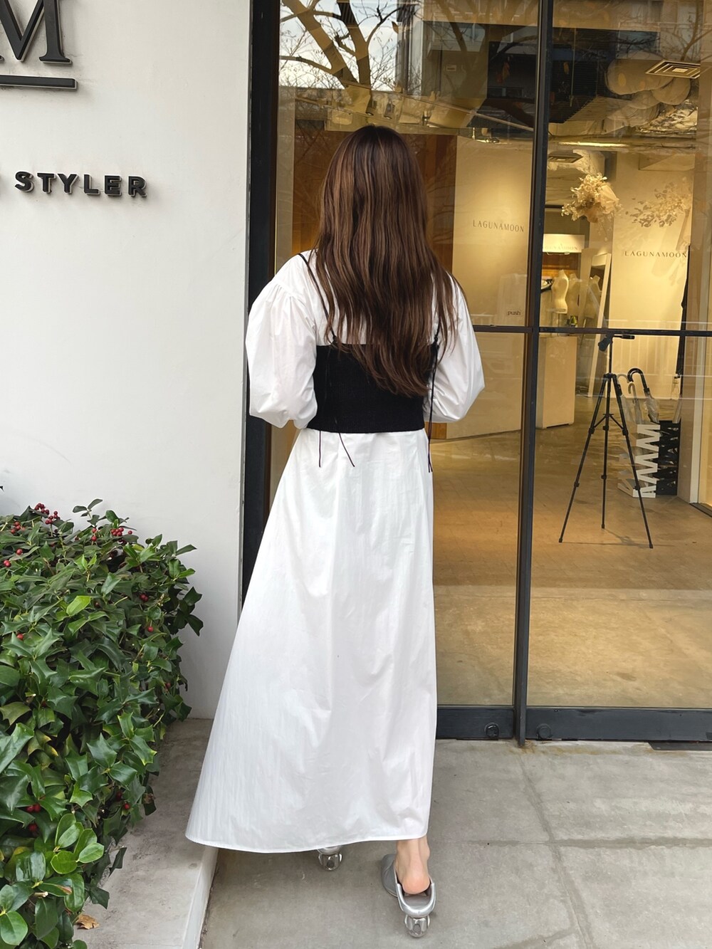 シルバー系のパンプス、ホワイト系のシャツワンピースを着用したレディースの冬コーディネートの6枚目の写真