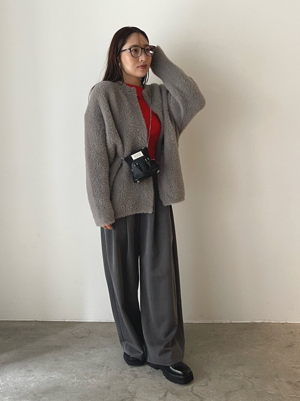 ブラック系のローファー、グレー系のその他パンツ、レッド系のニット/セーターを着用したレディースの秋コーディネートの2枚目の写真