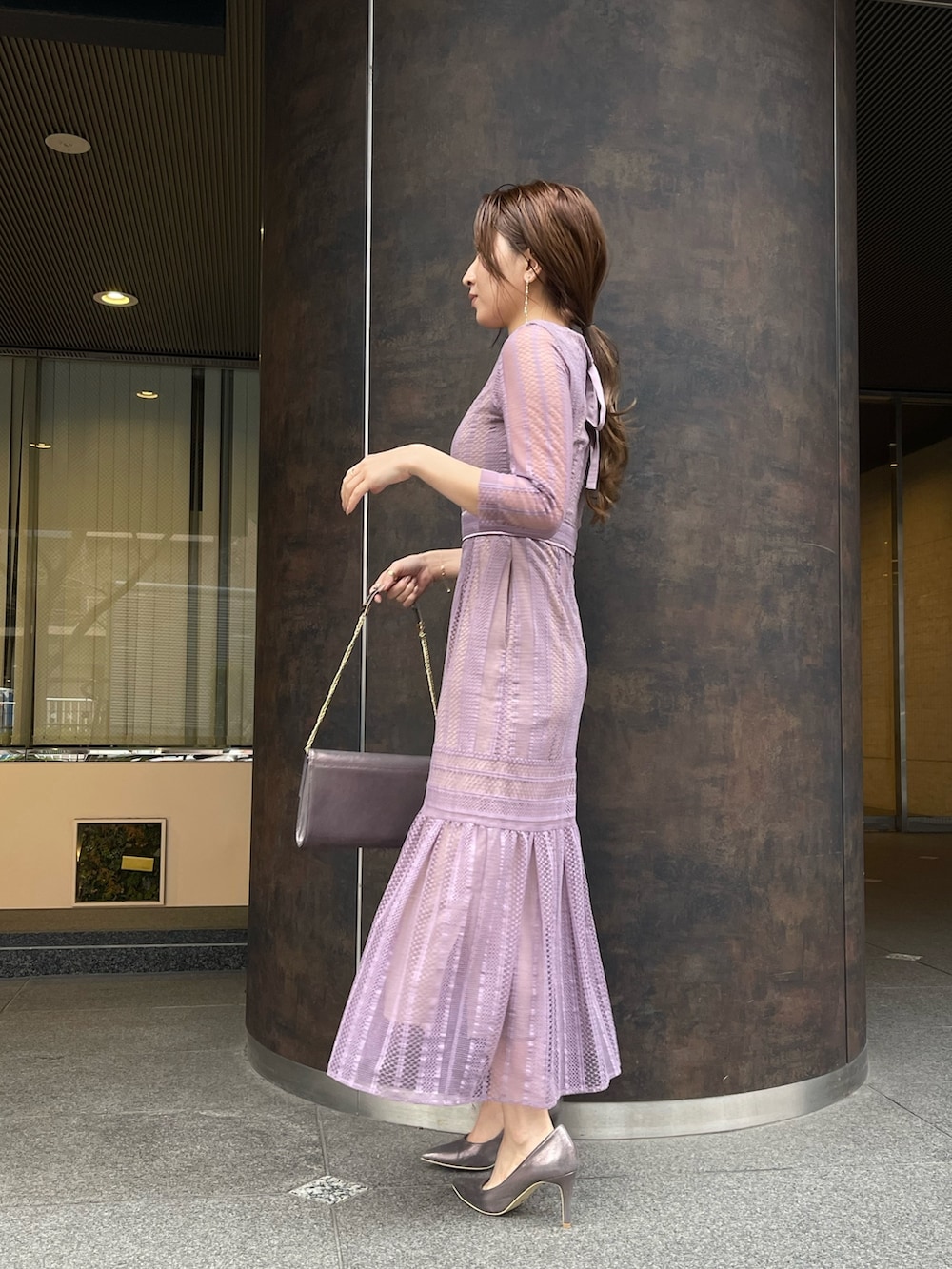 シルバー系のパンプス、シルバー系のハンドバッグ、ブラック系のその他アウターを着用したレディースの冬コーディネートの7枚目の写真