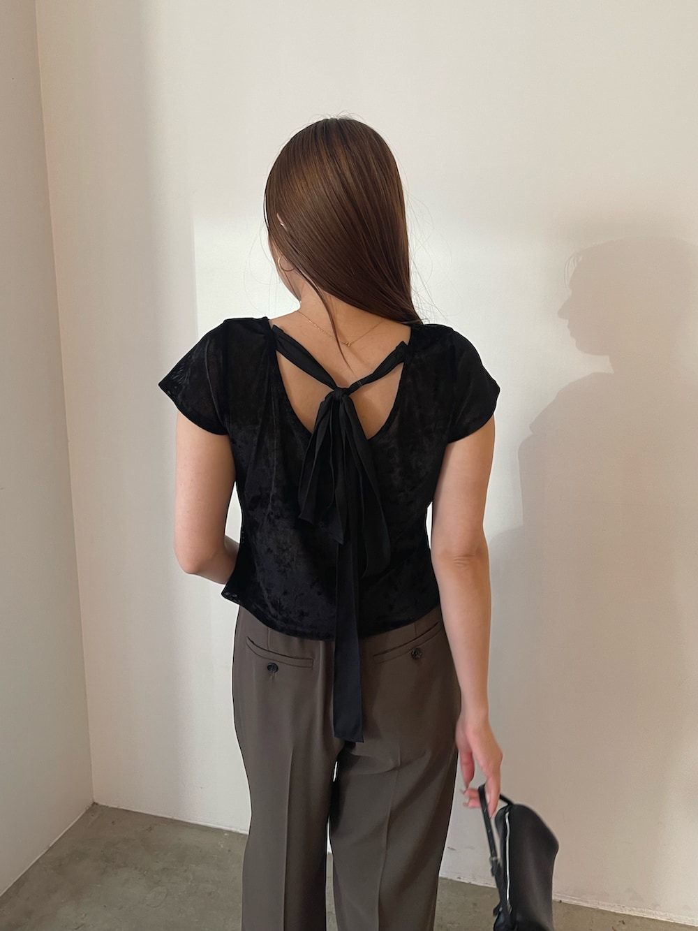 ブラウン系のその他パンツ、ブラック系のTシャツ/カットソーを着用したレディースの夏コーディネートの6枚目の写真