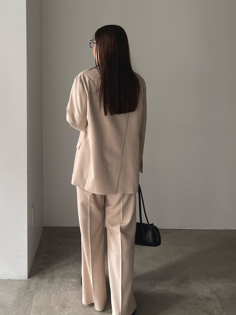 ブラック系のショルダーバッグ、ベージュ系のその他パンツ、ホワイト系のシャツ/ブラウスを着用したレディースの冬コーディネートの6枚目の写真
